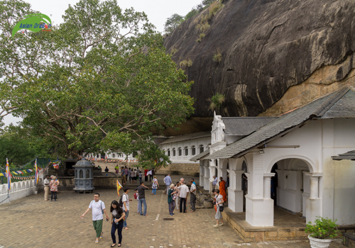 Khu đền nằm dưới khối đá khổng lồ ở Sri Lanka